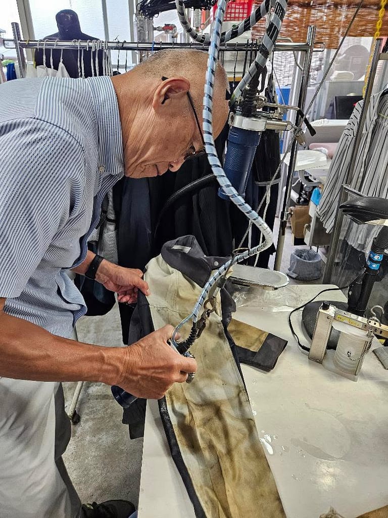 修復師によるシミ抜き作業