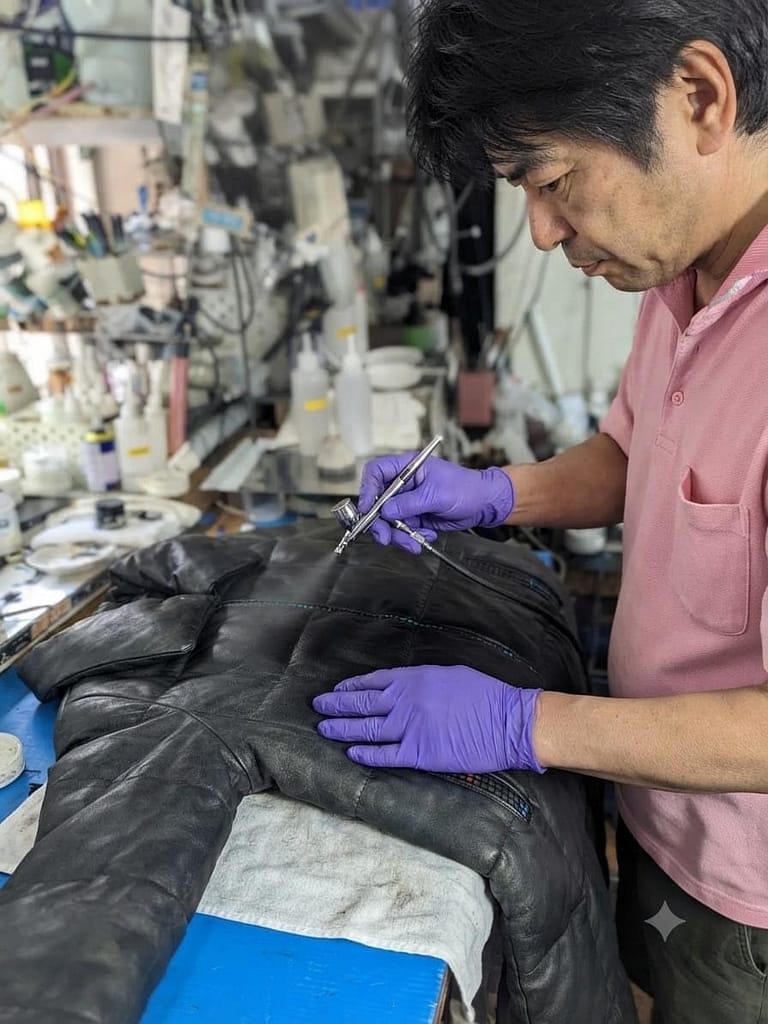 革製品の修復作業を行うしのくまクリーニング