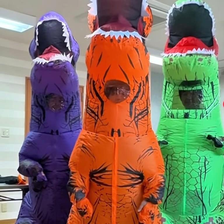 筑前町のイベントを盛り上げる恐竜姿の店主