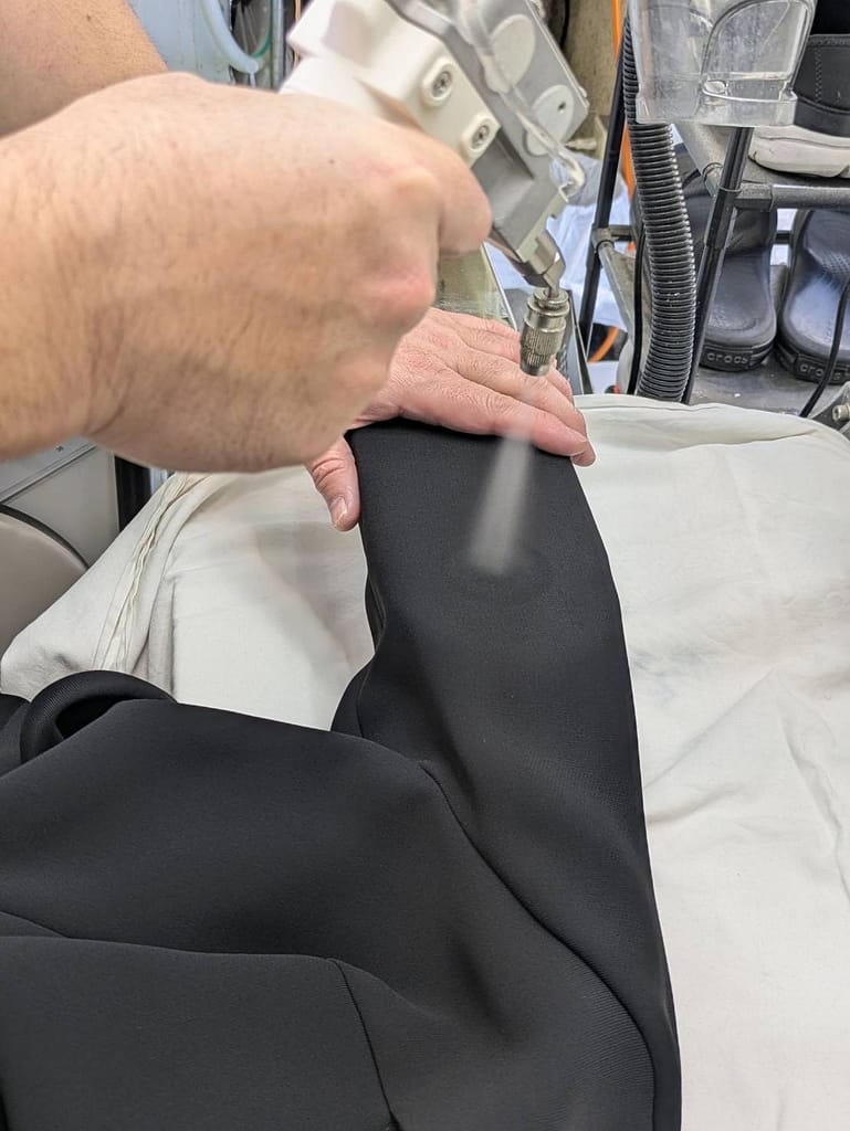 しみ抜き作業の様子