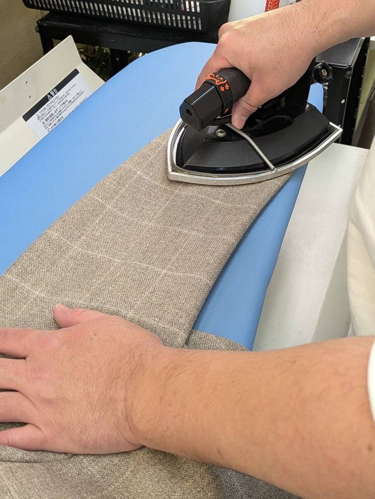 ワイシャツを丁寧に仕上げるアイロン作業