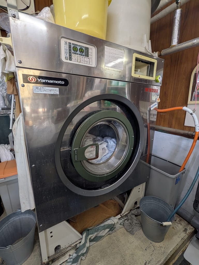 クリーニングヤング社の業務用洗濯機と乾燥機設備