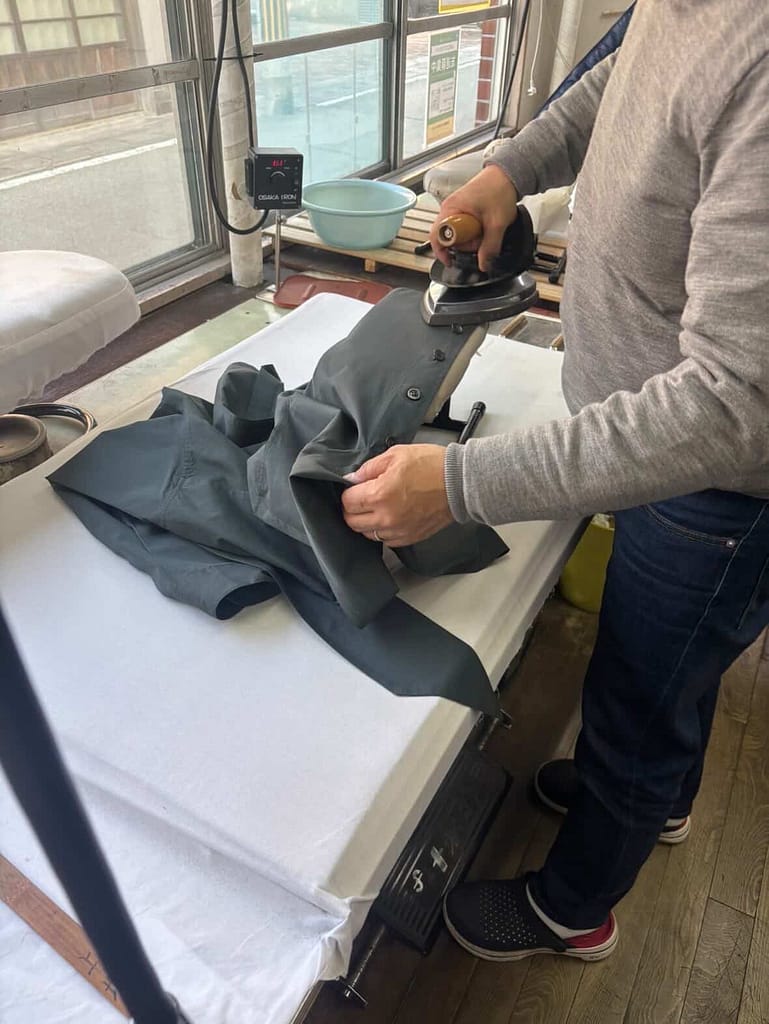 白光舎クリーニングの手仕上げ作業の様子(アイロン仕上げ)