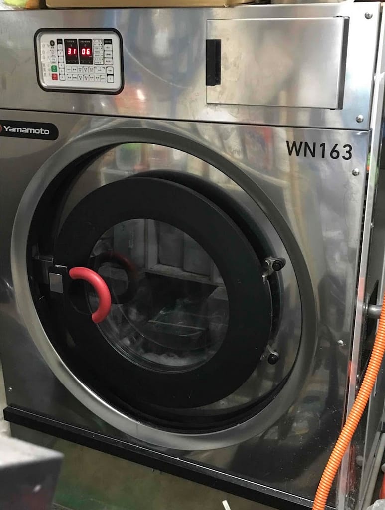 湯川クリーニング店内の業務用洗浄機