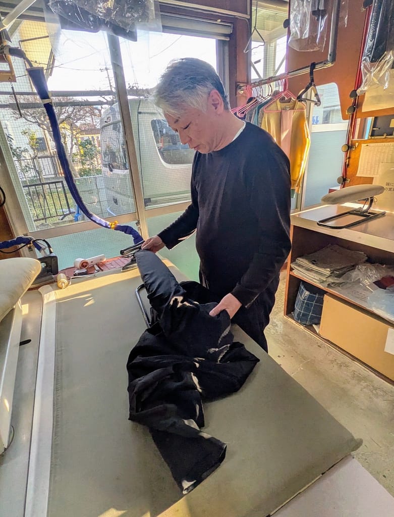 クリーニングヤング社店主が一点ずつ手仕上げを行う作業風景