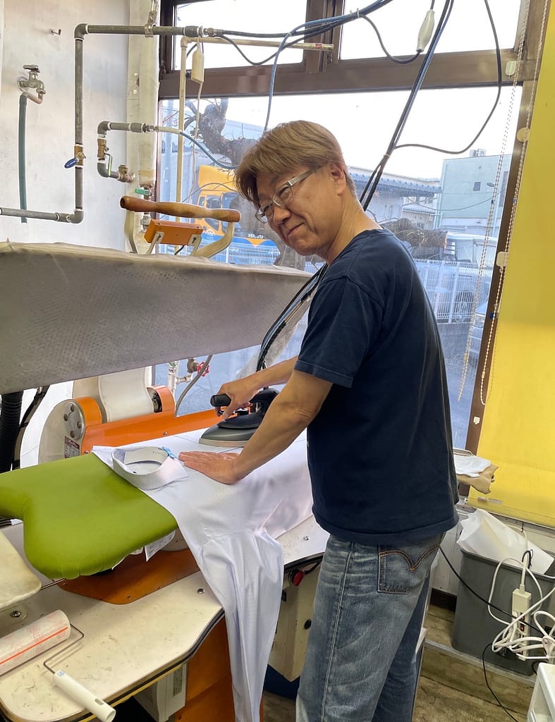 白洗舎 店主 作業風景 クリーニング工場内での仕上げ作業