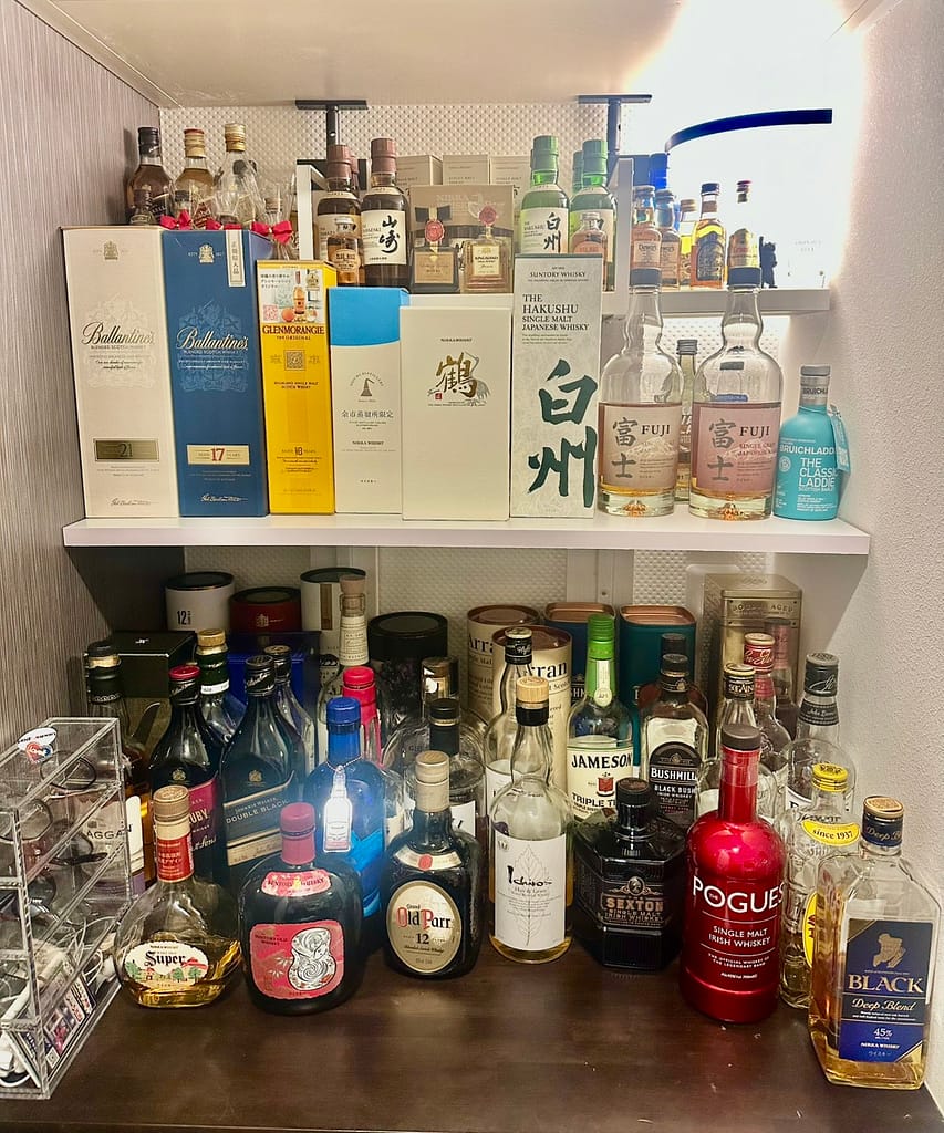 ファッションクリーニングSuzuki.店主の趣味であるウイスキーコレクションの棚