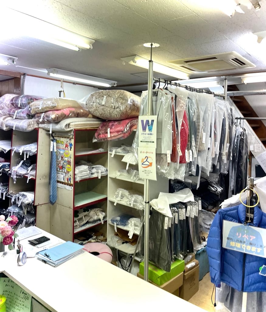白宝舎クリーニング店の受付と仕上がり品保管スペース