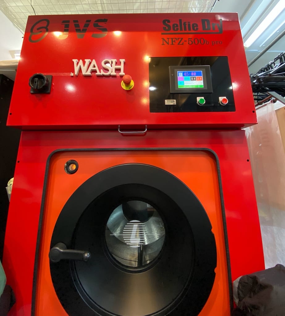 ファッションクリーニングSuzuki.ドイツ製プレス機による高品質仕上げ設備