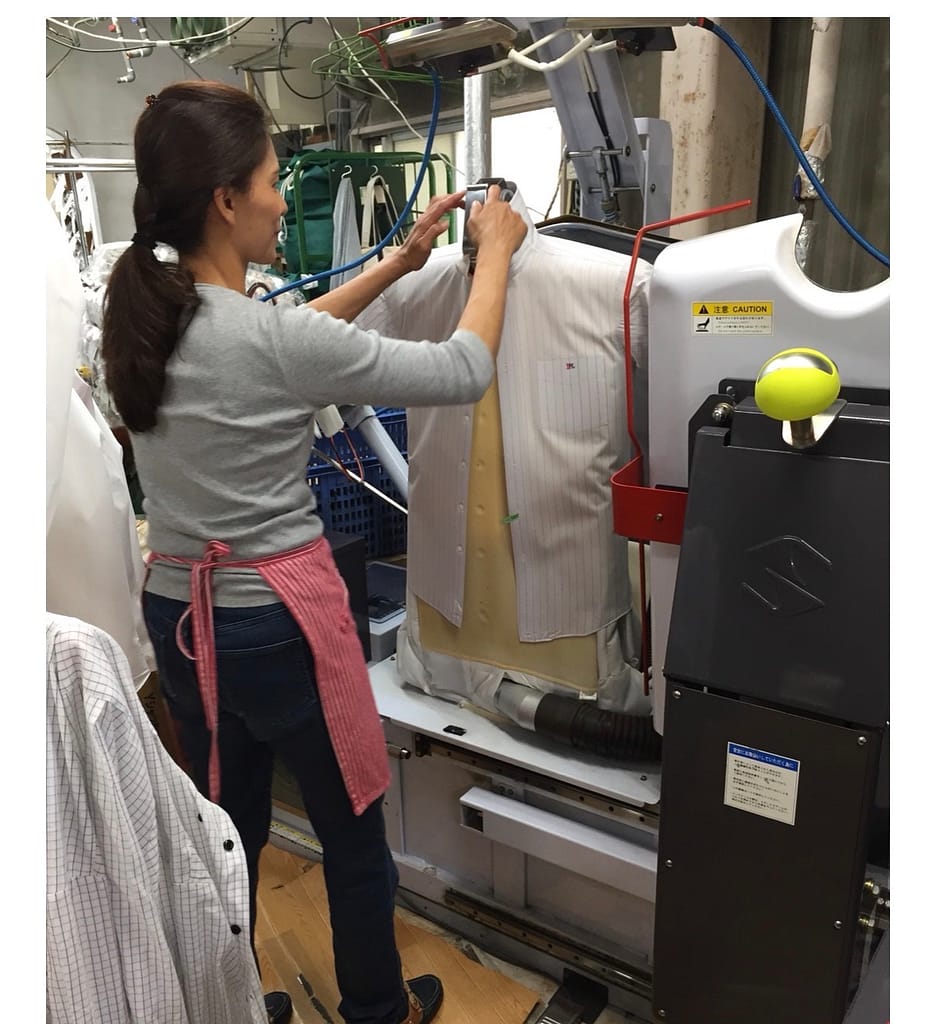 クリーニング五香でワイシャツを仕上げる作業風景