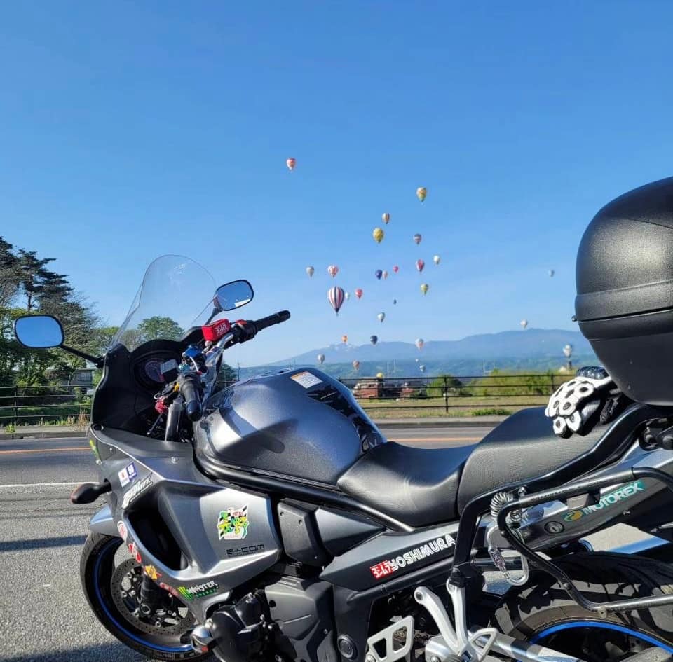地元佐久の空に浮かぶ熱気球を眺めながらツーリングする長野県佐久市のクリーニングひまわり 店主